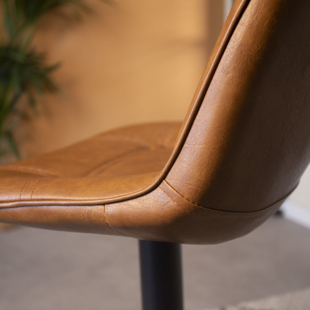 Barhocker Jason Dimehouse Cognac LxBxH 82x52x39 Kunstleder Stimmungsvolles Fotodetail
