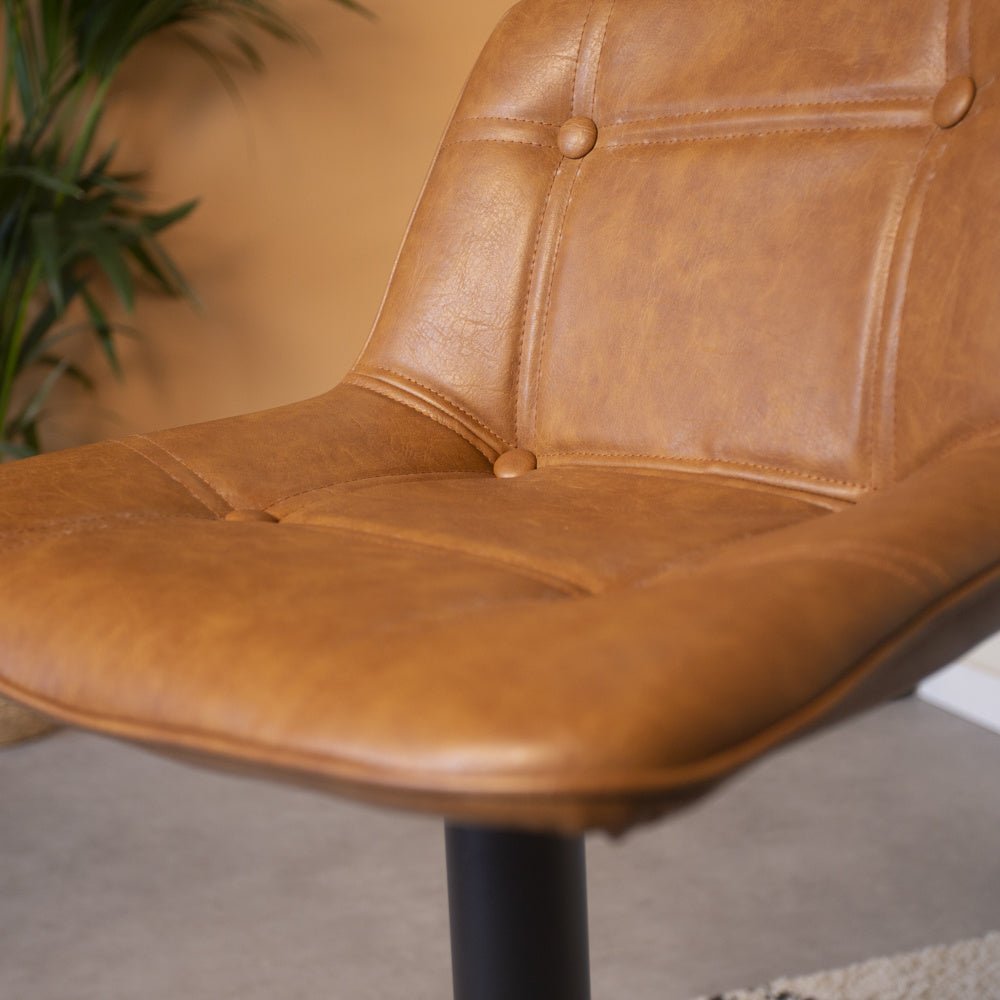 Barhocker Jason Dimehouse Cognac LxBxH 82x52x39 Kunstleder Stimmungsvolles Fotodetail