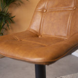Barhocker Jason Dimehouse Cognac LxBxH 82x52x39 Kunstleder Stimmungsvolles Fotodetail