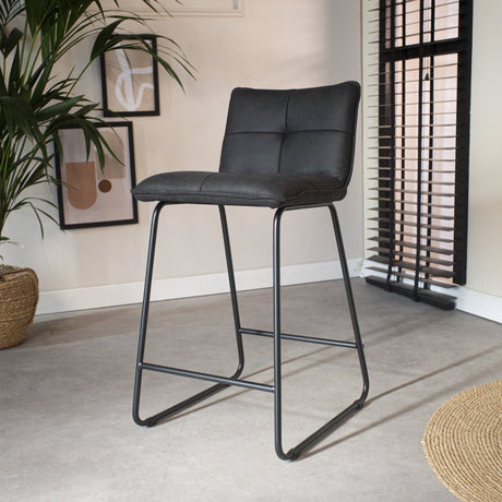 Barhocker Jelle Dimehouse Anthrazit LxBxH 63x56x49 Mikrofaser Stimmungsvolles Foto diagonal von vorne