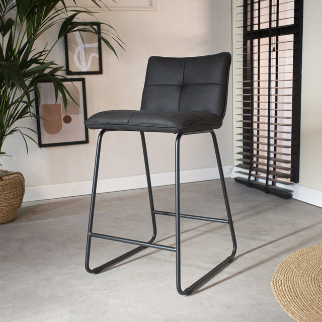 Barhocker Jelle Dimehouse Anthrazit LxBxH 63x56x49 Mikrofaser Stimmungsvolles Foto diagonal von vorne