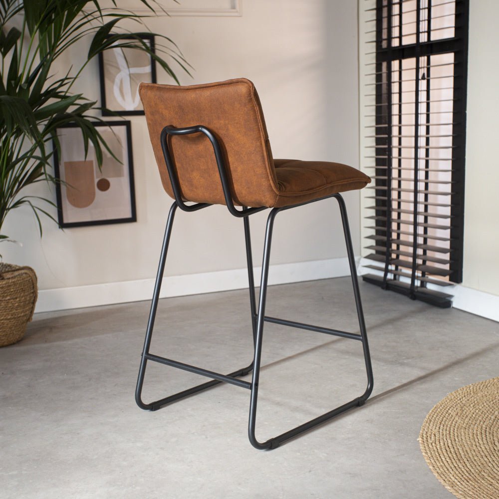 Barhocker Jelle Dimehouse Cognac LxBxH 63x56x49 Mikrofaser Stimmungsvolles Foto diagonale Rückansicht