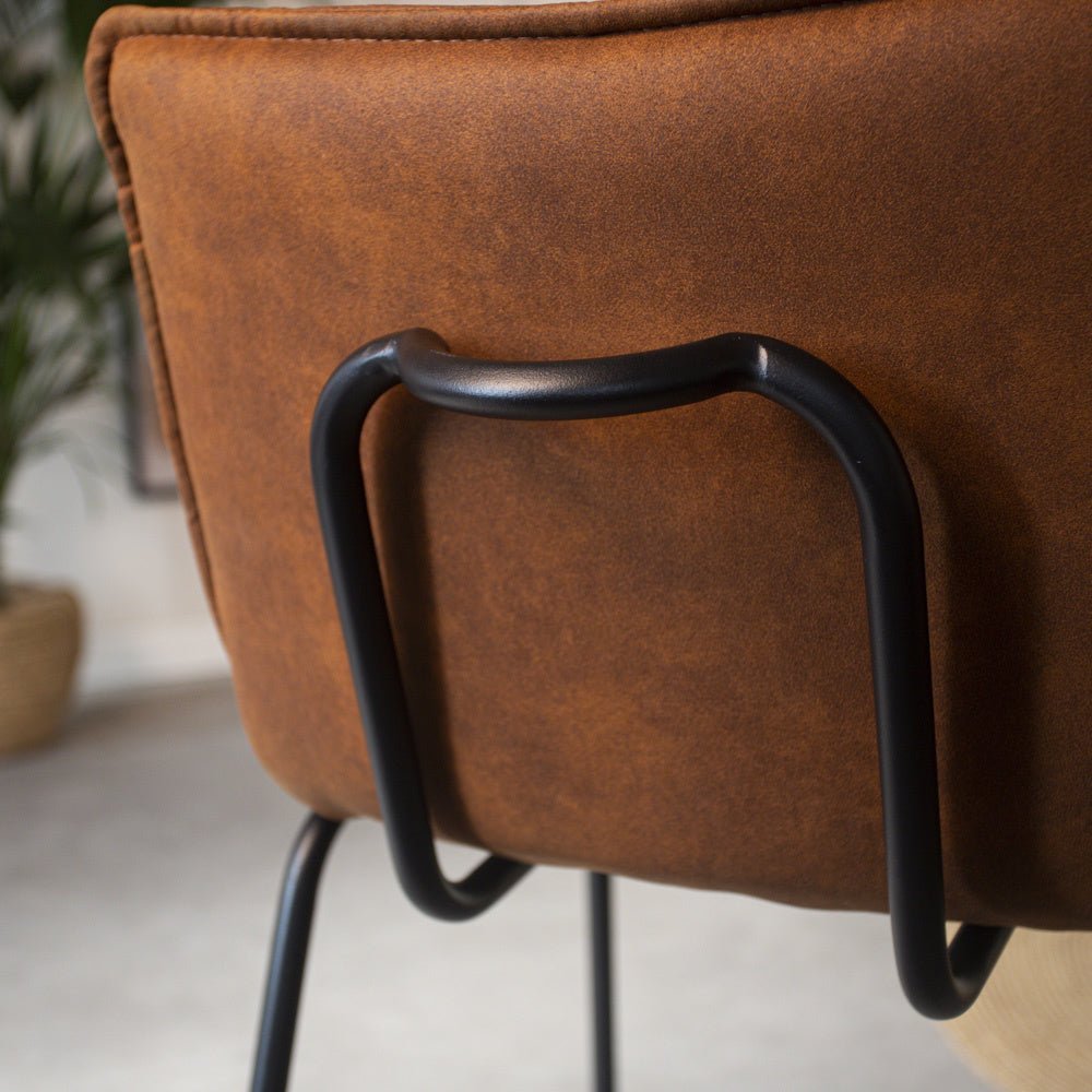 Barhocker Jelle Dimehouse Cognac LxBxH 63x56x49 Mikrofaser Stimmungsvolles Fotodetail