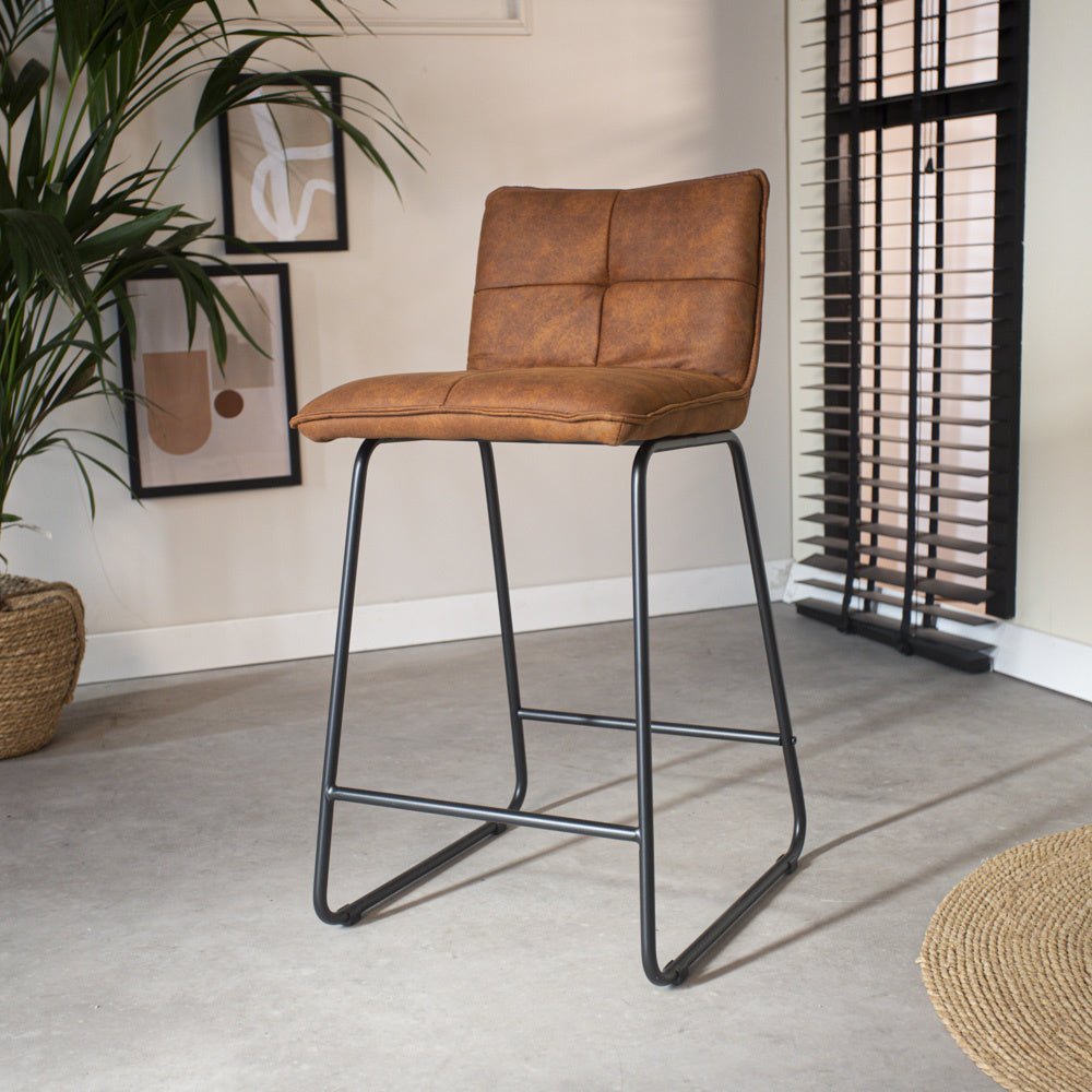 Barhocker Jelle Dimehouse Cognac LxBxH 63x56x49 Mikrofaser Stimmungsvolles Foto diagonal von vorne