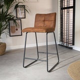 Barhocker Jelle Dimehouse Cognac LxBxH 63x56x49 Mikrofaser Stimmungsvolles Foto diagonal von vorne