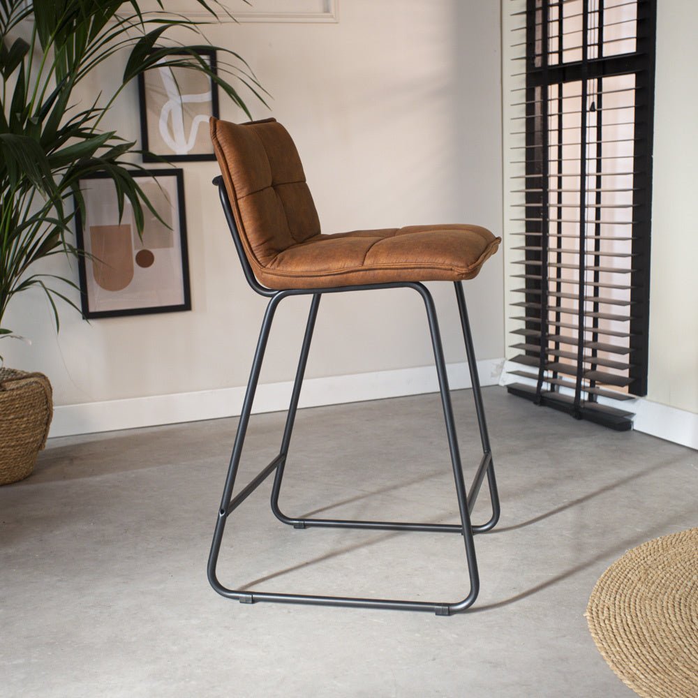 Barhocker Jelle Dimehouse Cognac LxBxH 63x56x49 Mikrofaser Stimmungsvolles Foto Seitenansicht