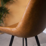Barhocker Juno Dimehouse Cognac LxBxH 86x56x56 Kunstleder Stimmungsvolles Fotodetail