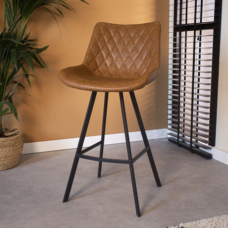 Barhocker Juno Dimehouse Cognac LxBxH 86x56x56 Kunstleder Stimmungsvolles Foto schräge Vorderansicht