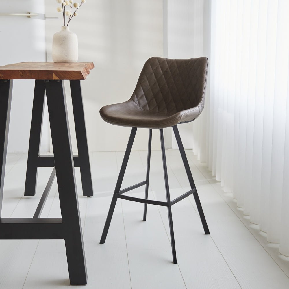 Barhocker Juno Dimehouse Taupe LxBxH 86x56x56 Kunstleder Stimmungsvolles Foto schräge Vorderansicht