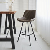 Barhocker Juno Dimehouse Taupe LxBxH 86x56x56 Kunstleder Stimmungsvolles Foto schräge Vorderansicht