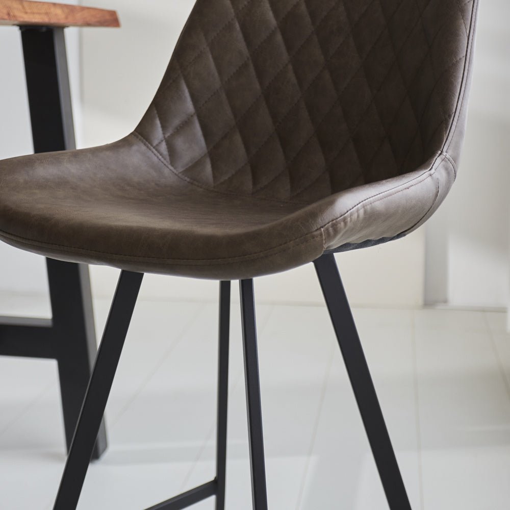 Barhocker Juno Dimehouse Taupe LxBxH 86x56x56 Kunstleder Stimmungsvolles Fotodetail