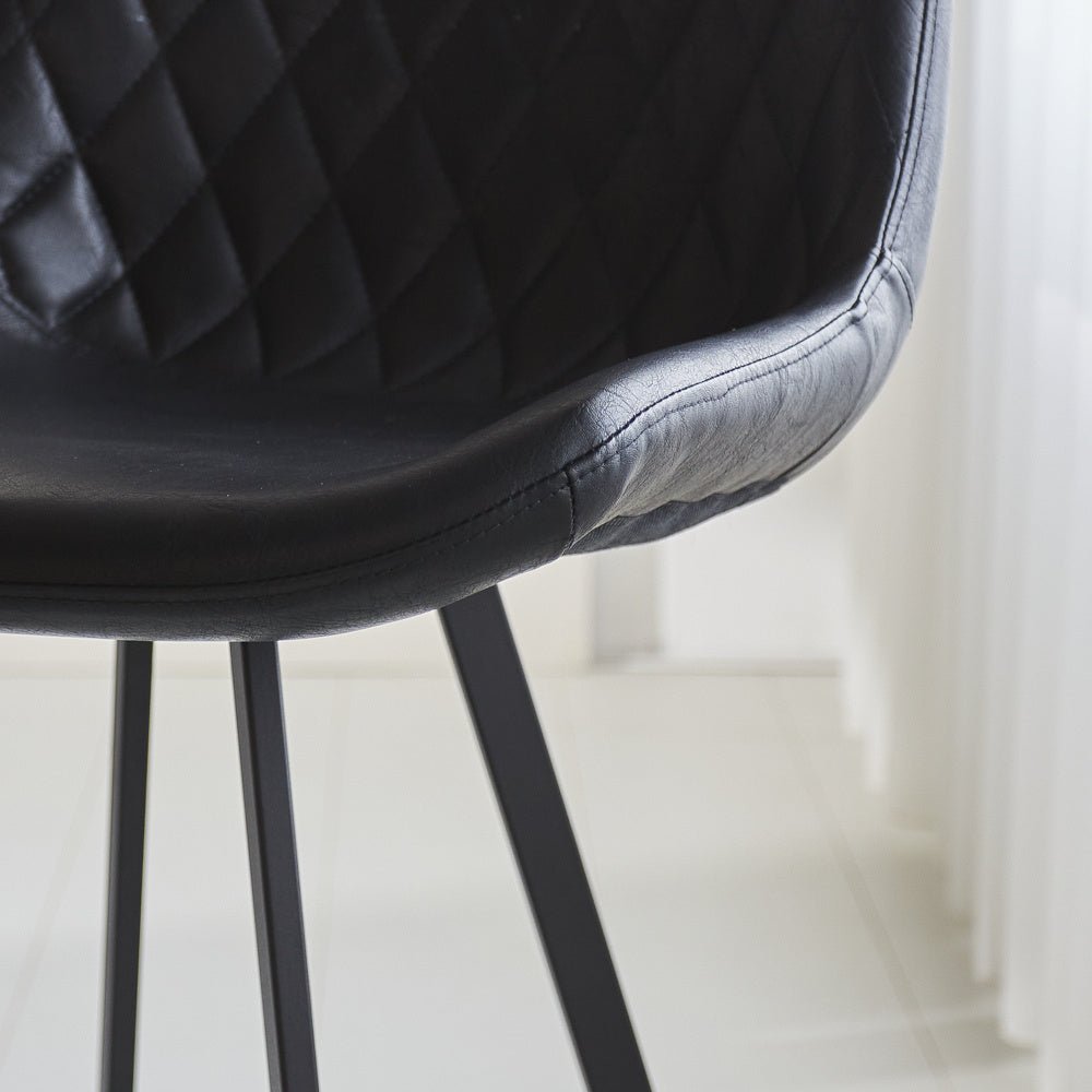 Barhocker Juno Dimehouse Schwarz LxBxH 86x56x56 Kunstleder Stimmungsvolles Fotodetail