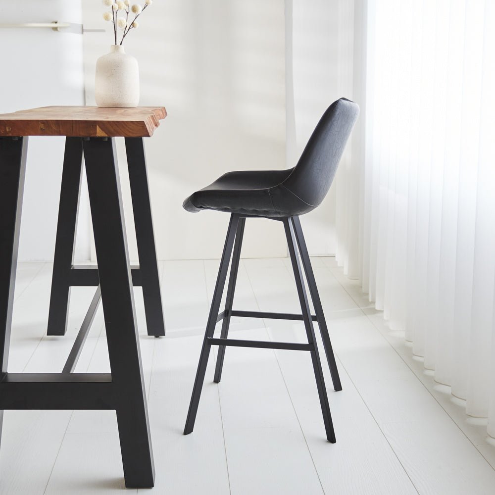 Barhocker Juno Dimehouse Schwarz LxBxH 86x56x56 Kunstleder Stimmungsvolle Foto-Seitenansicht