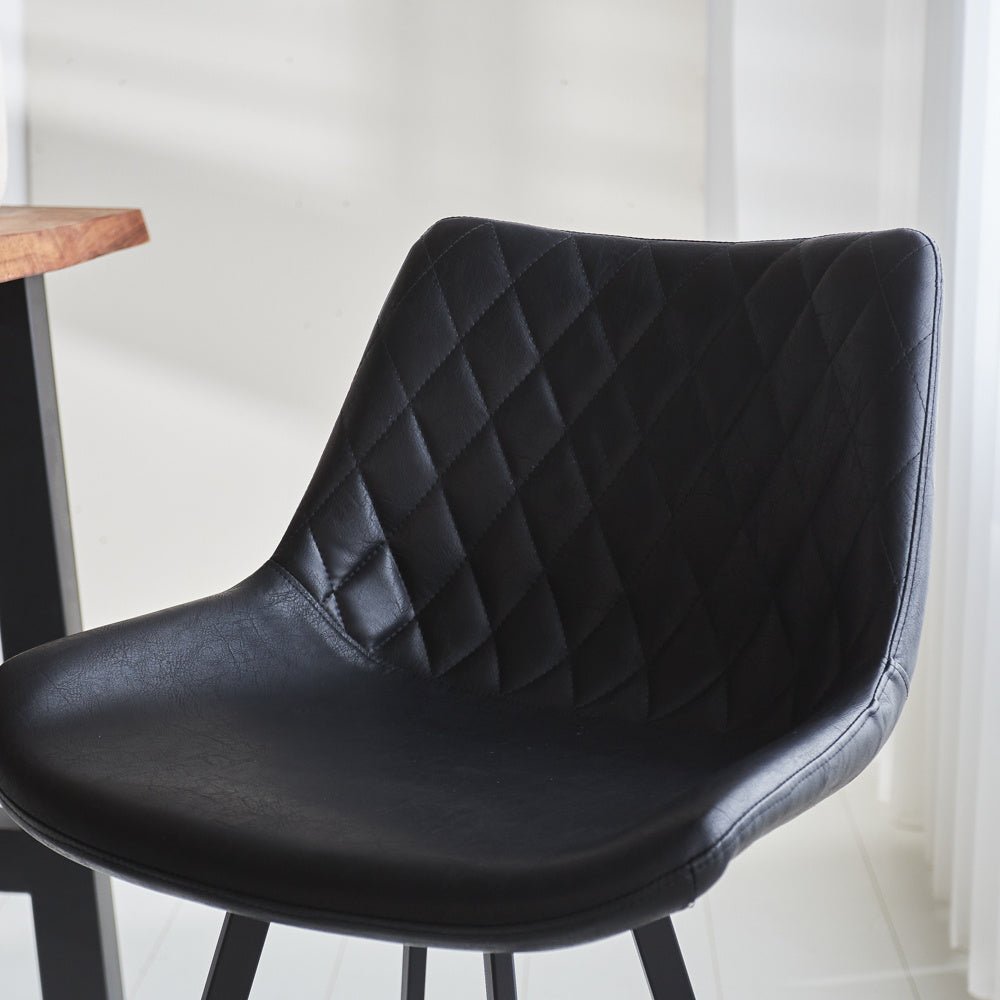 Barhocker Juno Dimehouse Schwarz LxBxH 86x56x56 Kunstleder Stimmungsvolles Fotodetail