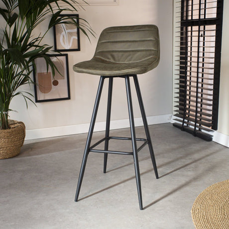 Barhocker Kenton Dimehouse Grün LxBxH 84x54x49 Mikrofaser Stimmungsvolles Foto diagonal von vorne