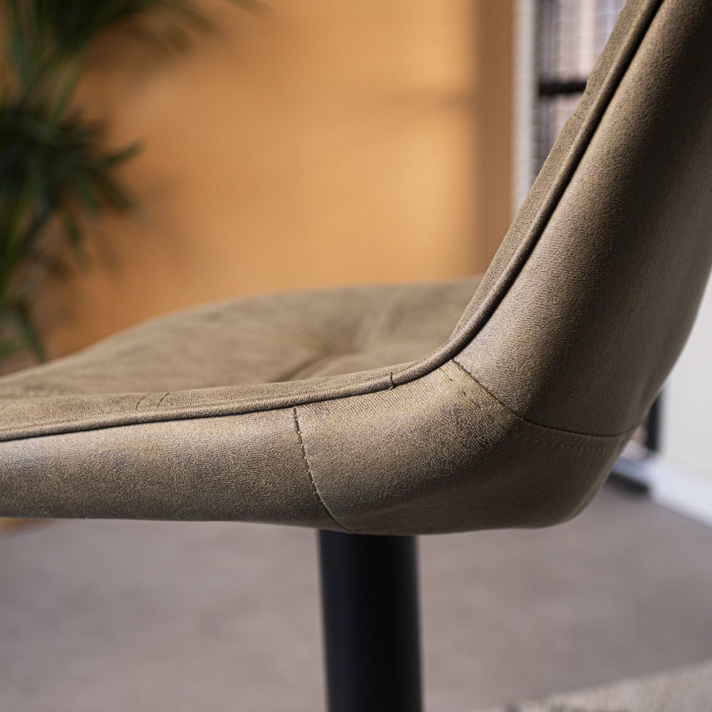 Barhocker Keston Dimehouse Grün LxBxH 82x52x39 Mikrofaser Stimmungsvolles Fotodetail
