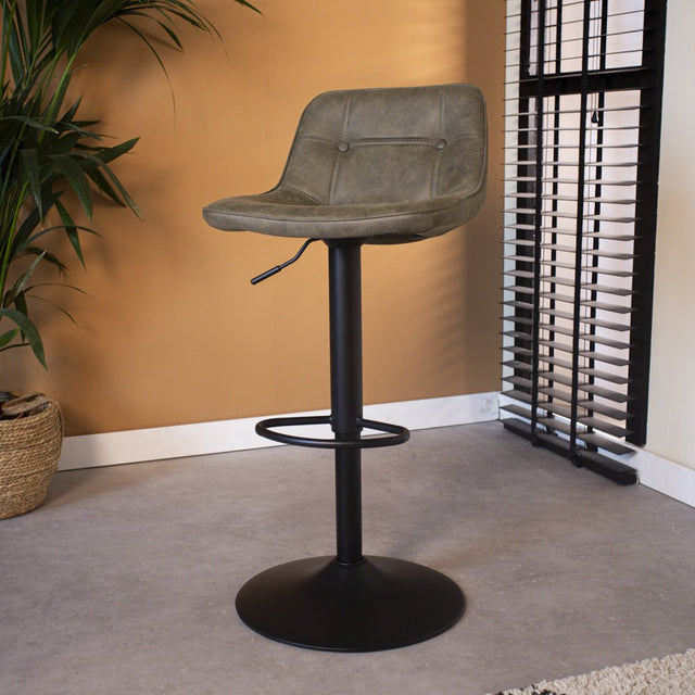 Barhocker Keston Dimehouse Grün LxBxH 82x52x39 Mikrofaser Stimmungsvolles Foto diagonal von vorne