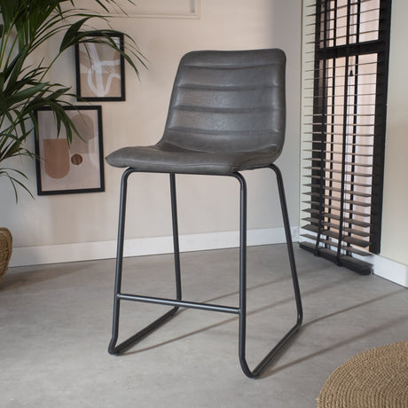 Barhocker Mark Kunstleder Dimehouse Anthrazit LxBxH 79x65x54 Kunstleder Stimmungsvolles Foto schräge Vorderansicht