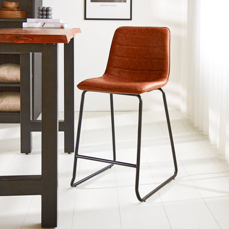 Barhocker Mark Kunstleder Dimehouse Cognac LxBxH 79x65x54 Kunstleder Stimmungsvolles Foto schräge Vorderansicht