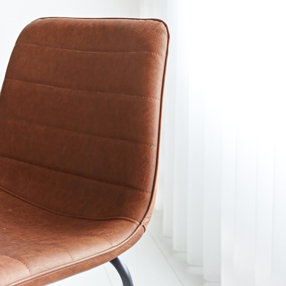 Barhocker Mark Kunstleder Dimehouse Cognac LxBxH 79x65x54 Kunstleder Stimmungsvolles Fotodetail