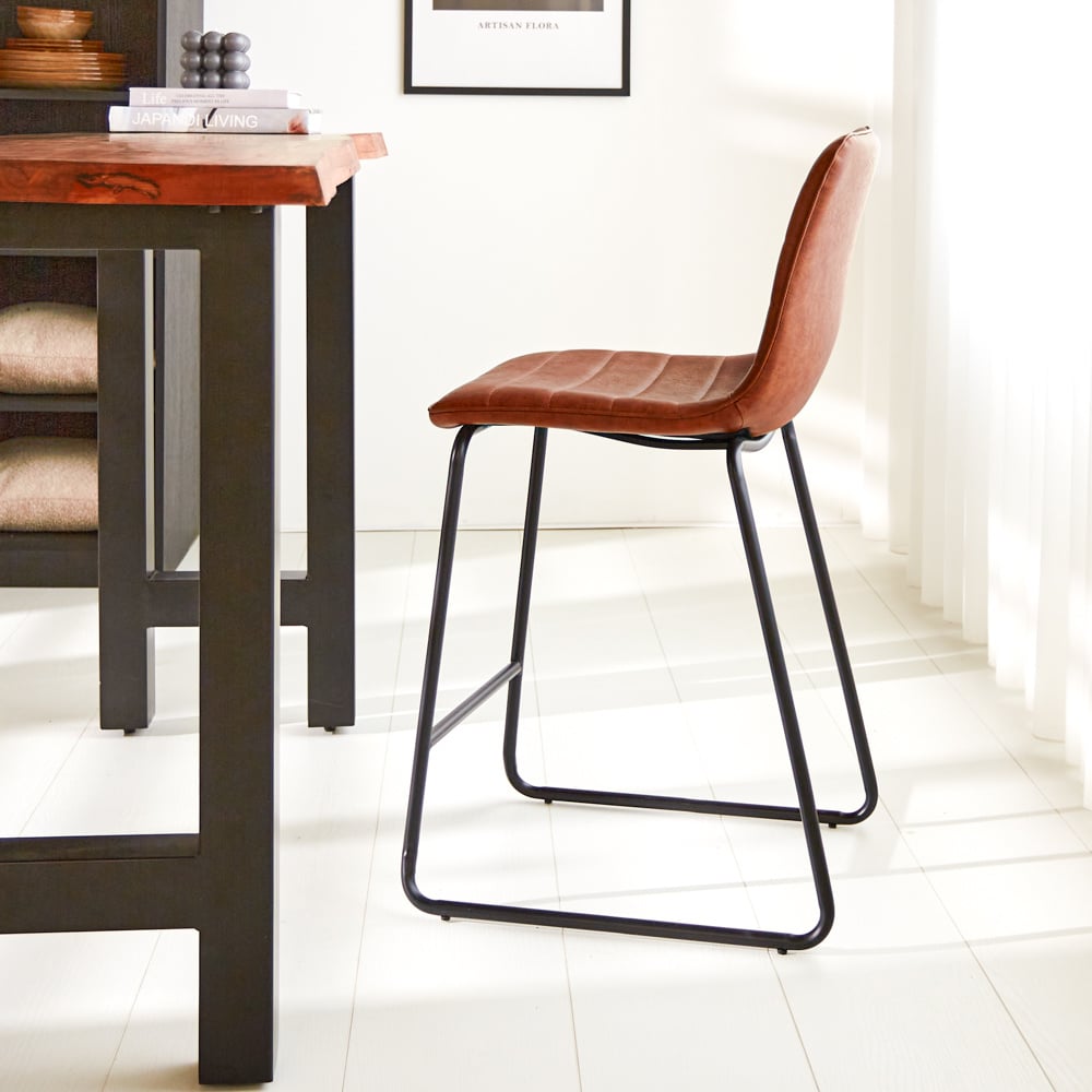 Barhocker Mark Kunstleder Dimehouse Cognac LxBxH 79x65x54 Kunstleder Stimmungsvolles Foto Seitenansicht