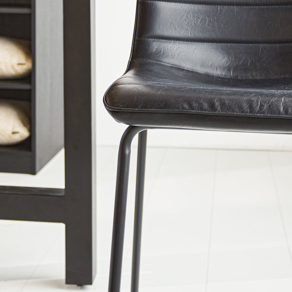 Barhocker Mark Kunstleder Dimehouse Schwarz LxBxH 79x65x54 Kunstleder Stimmungsvolles Fotodetail