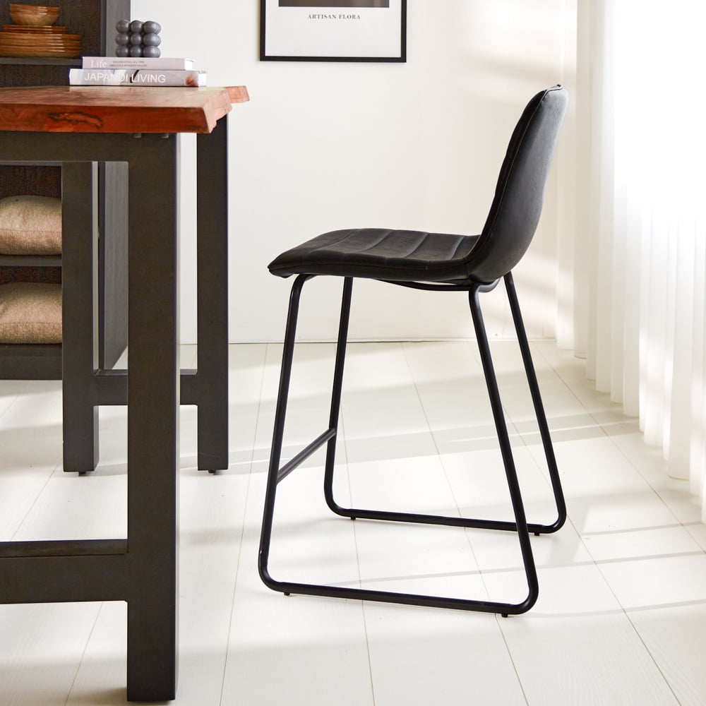 Barhocker Mark Kunstleder Dimehouse Schwarz LxBxH 79x65x54 Kunstleder Stimmungsvolle Foto-Seitenansicht