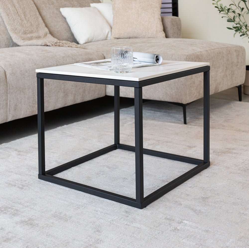 Beistelltisch Fien Dimehouse Weiß LxBxH 63x63x10 Gesinterter Stein Stimmungsvolles Foto diagonal von vorne
