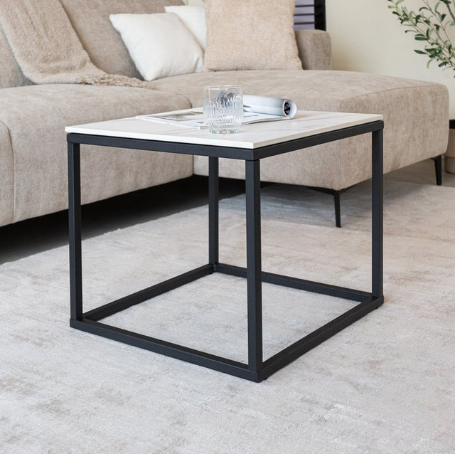 Beistelltisch Fien Dimehouse Weiß LxBxH 63x63x10 Gesinterter Stein Stimmungsvolles Foto diagonal von vorne