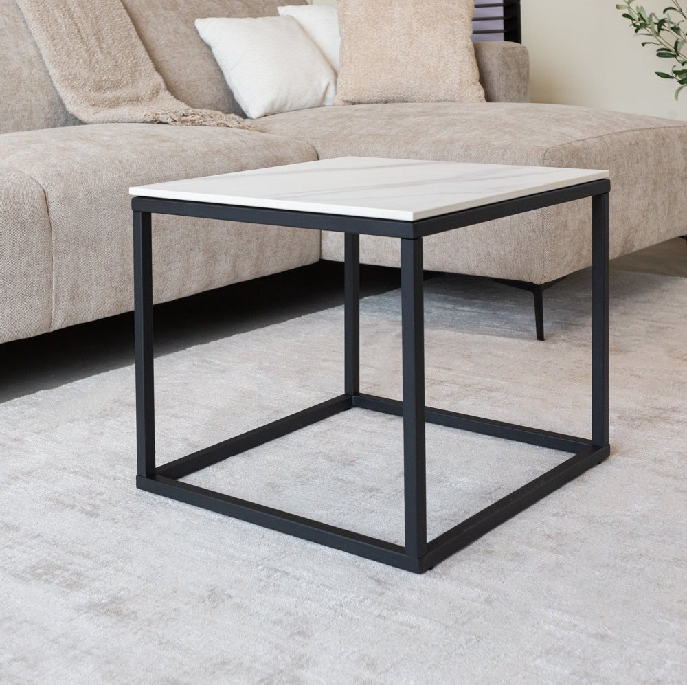 Beistelltisch Fien Dimehouse Weiß LxBxH 63x63x10 Gesinterter Stein Stimmungsvolles Foto diagonal von vorne