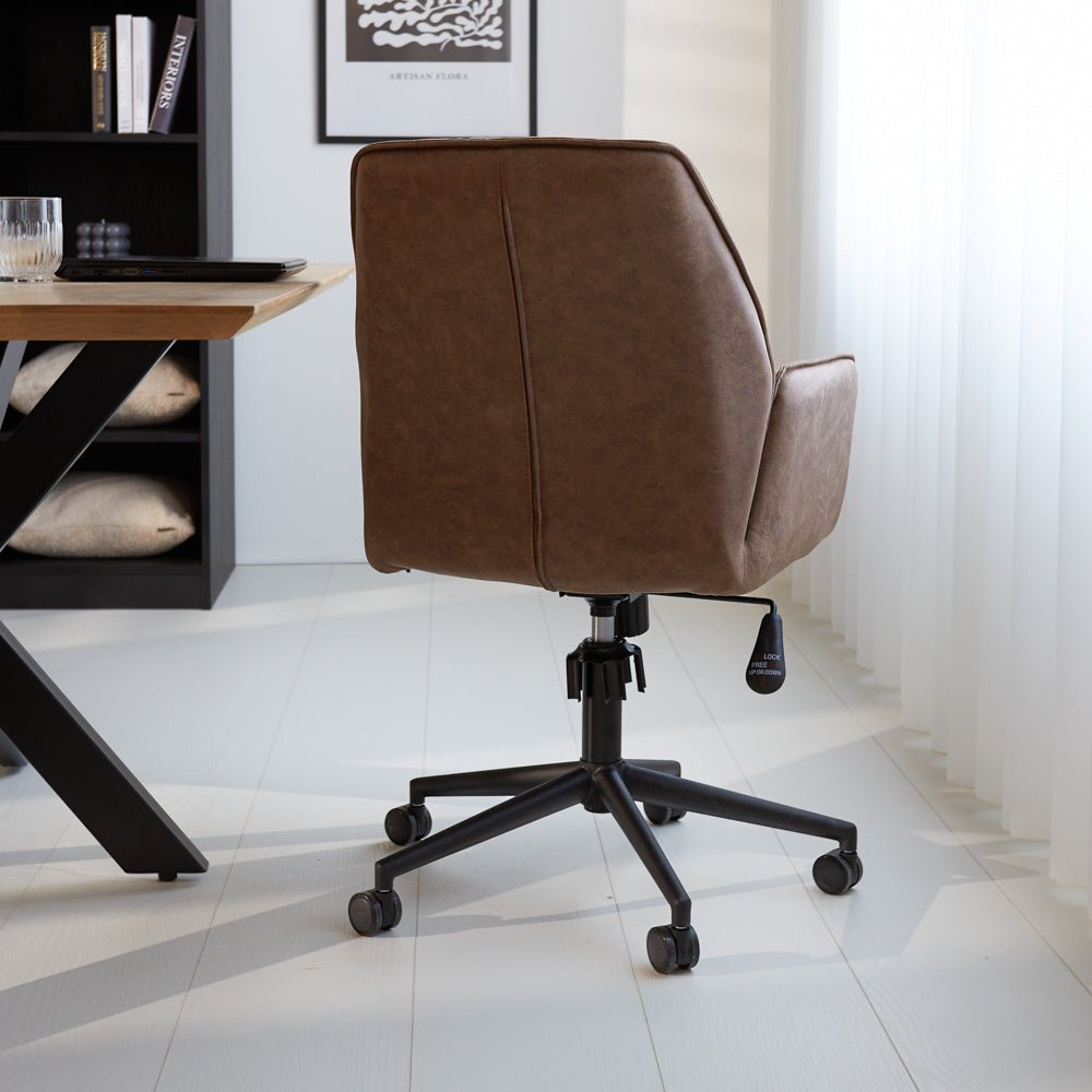 Bürostuhl Novan Dimehouse Taupe LxBxH 72x63x58 Stoff Stimmungsvolle Fotodiagonale Rückansicht