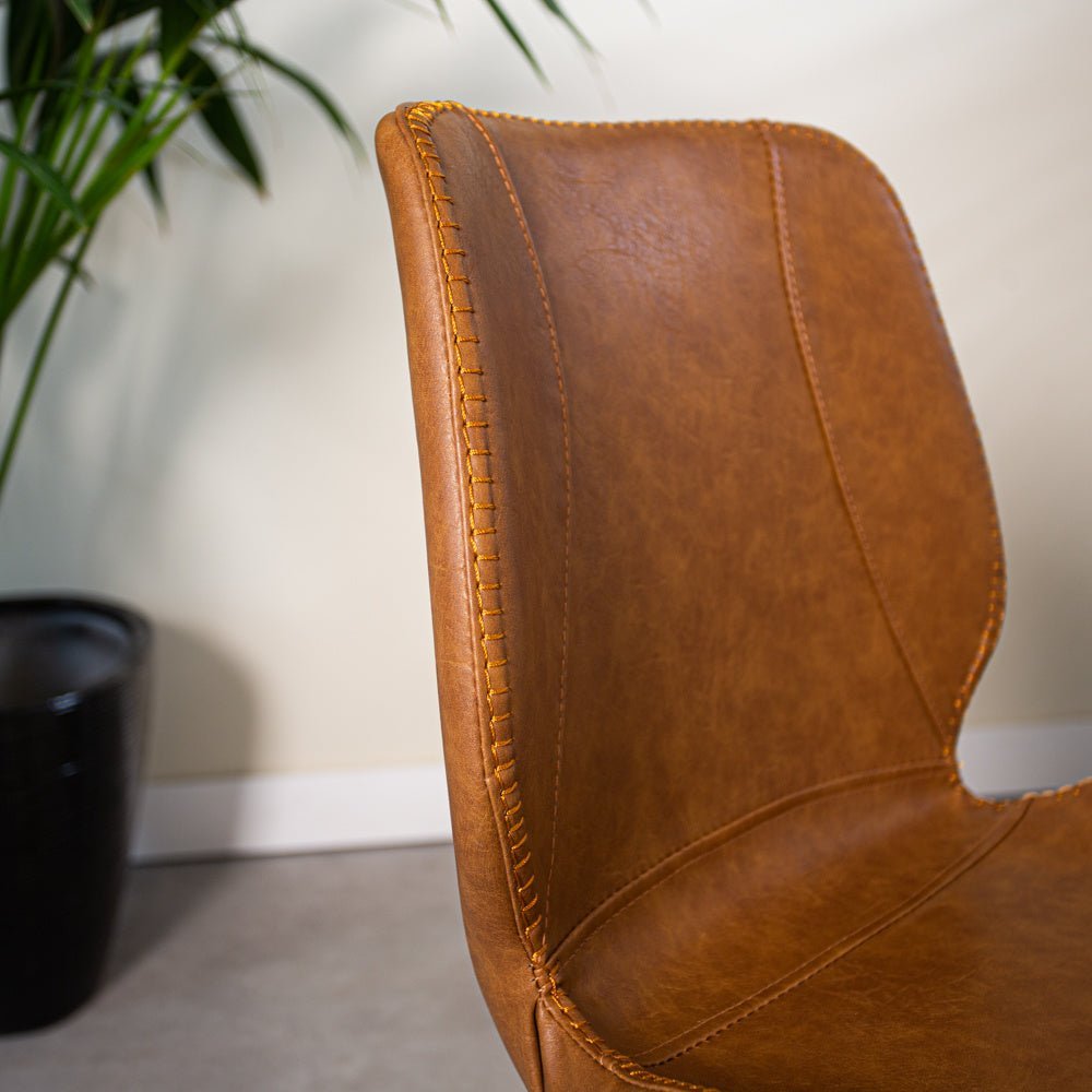 Esszimmerstuhl Barry Dimehouse Cognac LxBxH 69x66x48 Kunstleder Stimmungsfoto Detail