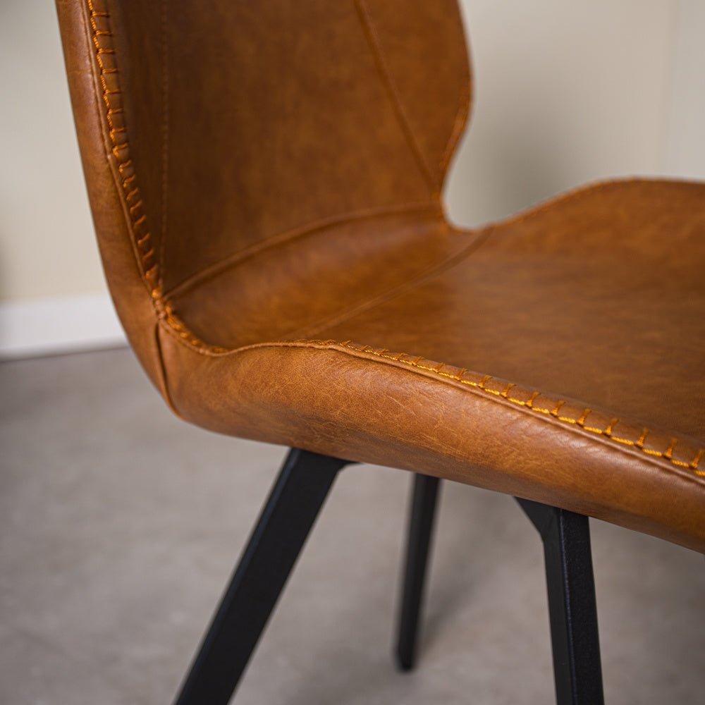 Esszimmerstuhl Barry Dimehouse Cognac LxBxH 69x66x48 Kunstleder Stimmungsfoto Detail
