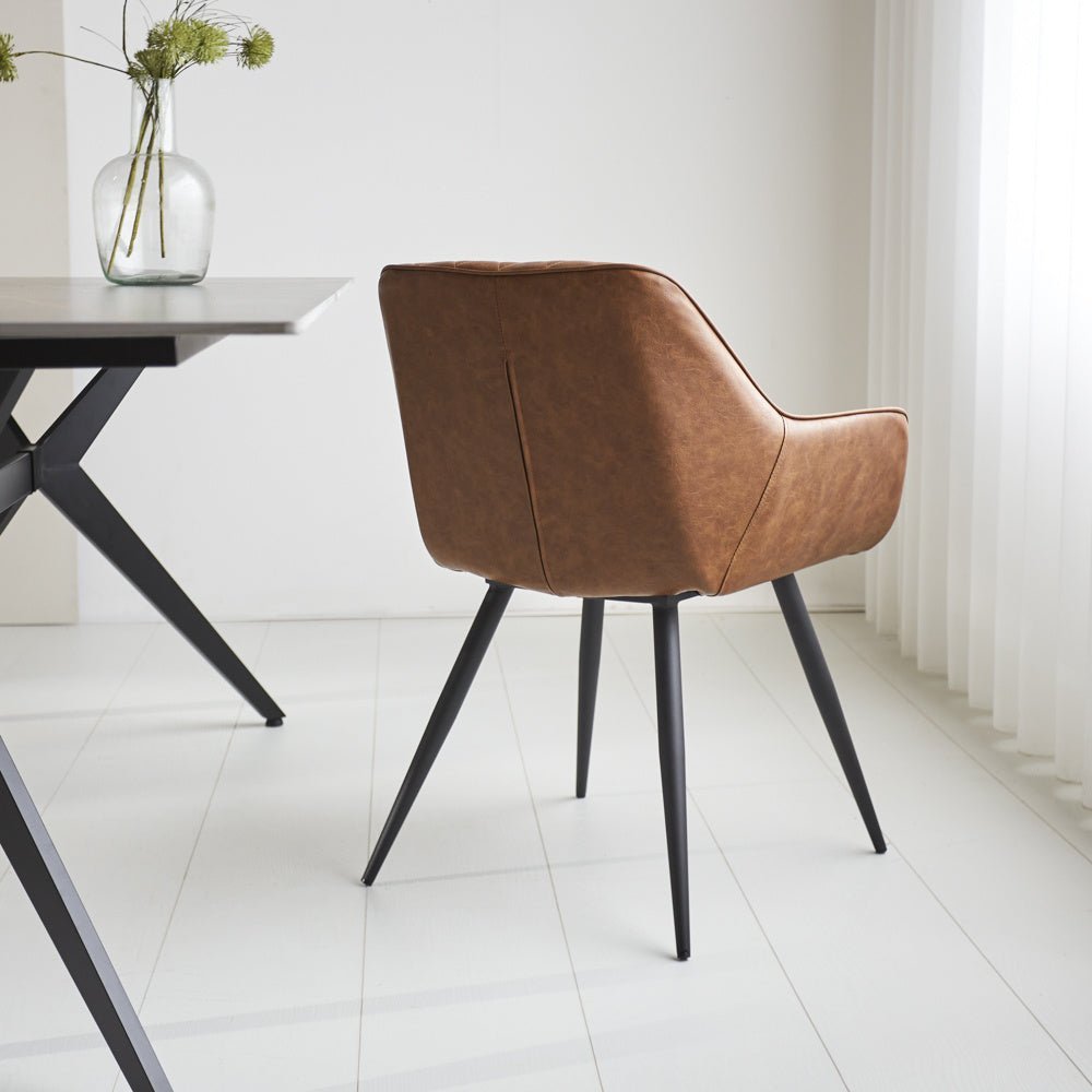 Esszimmerstuhl Cara Dimehouse Cognac LxBxH 78x65x57 Kunstleder Stimmungsvolles Foto diagonale Rückansicht