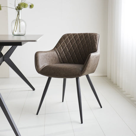 Esszimmerstuhl Cara Dimehouse Taupe LxBxH 78x65x57 Kunstleder Stimmungsvolles Foto schräge Vorderansicht