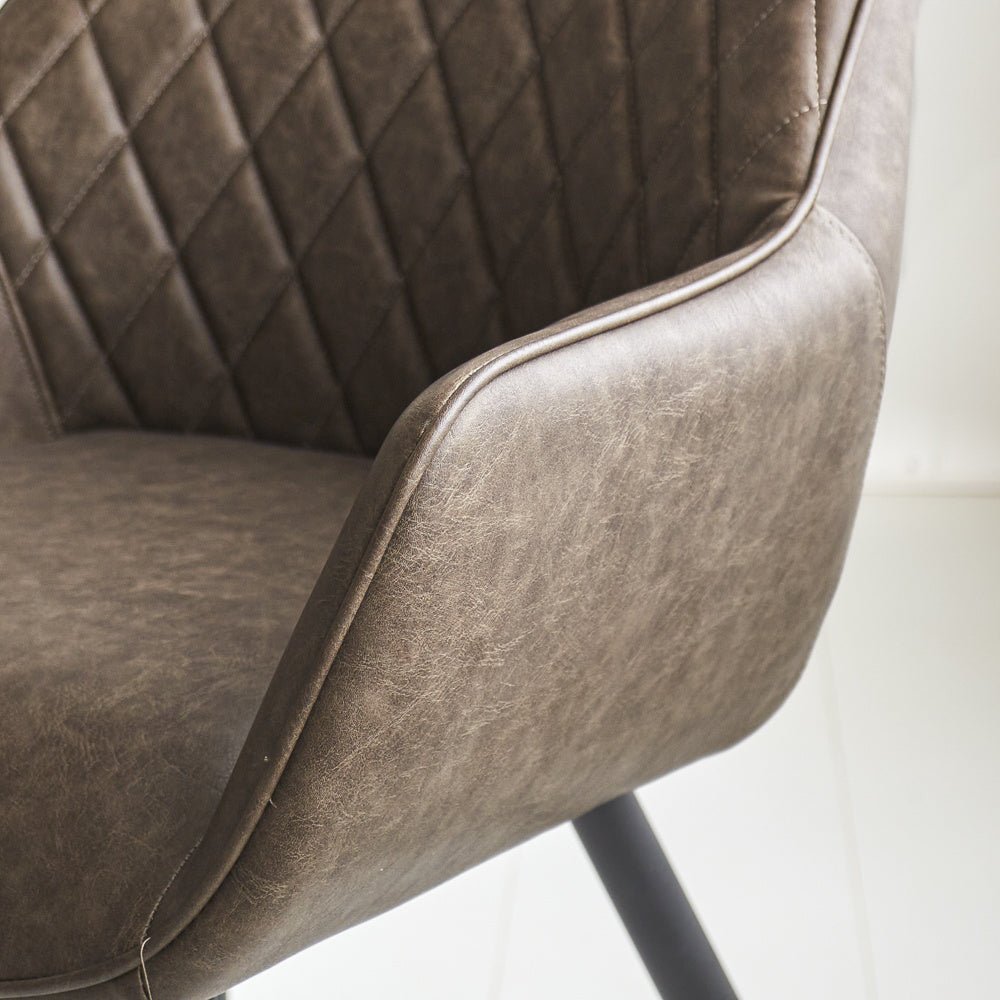 Esszimmerstuhl Cara Dimehouse Taupe LxBxH 78x65x57 Kunstleder Stimmungsvolles Fotodetail