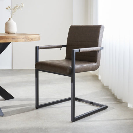 Esszimmerstuhl Kuba Dimehouse Taupe LxBxH 71x59x58 Kunstleder Stimmungsfoto schräger Vorderansicht