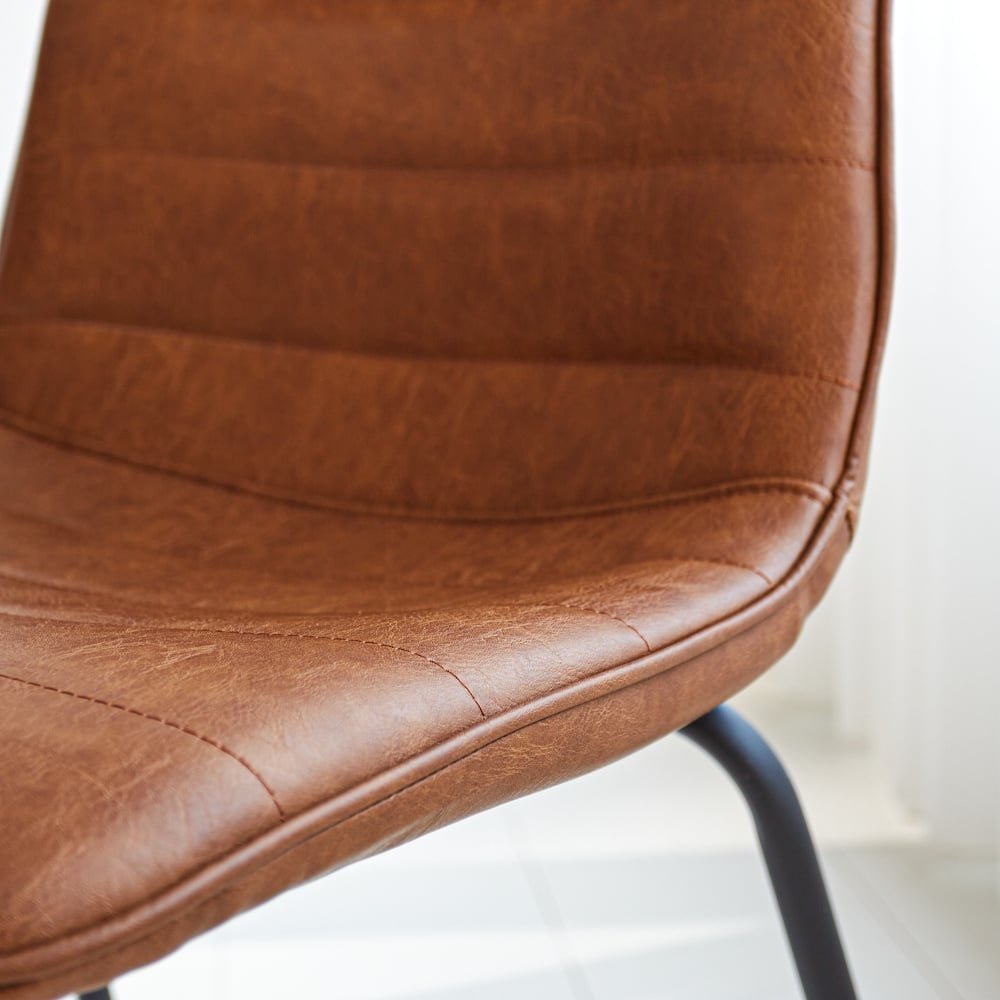 Esszimmerstuhl Mark Dimehouse Cognac LxBxH 74x56x54 Kunstleder Stimmungsvolles Fotodetail