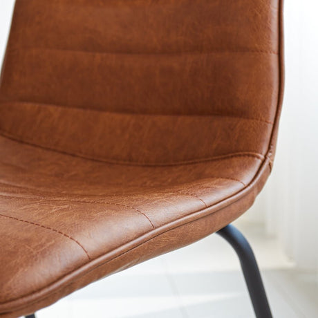 Esszimmerstuhl Mark Dimehouse Cognac LxBxH 74x56x54 Kunstleder Stimmungsvolles Fotodetail