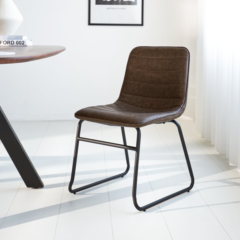 Esszimmerstuhl Mark Dimehouse Taupe LxBxH 74x56x54 Kunstleder Stimmungsvolles Foto schräge Vorderansicht