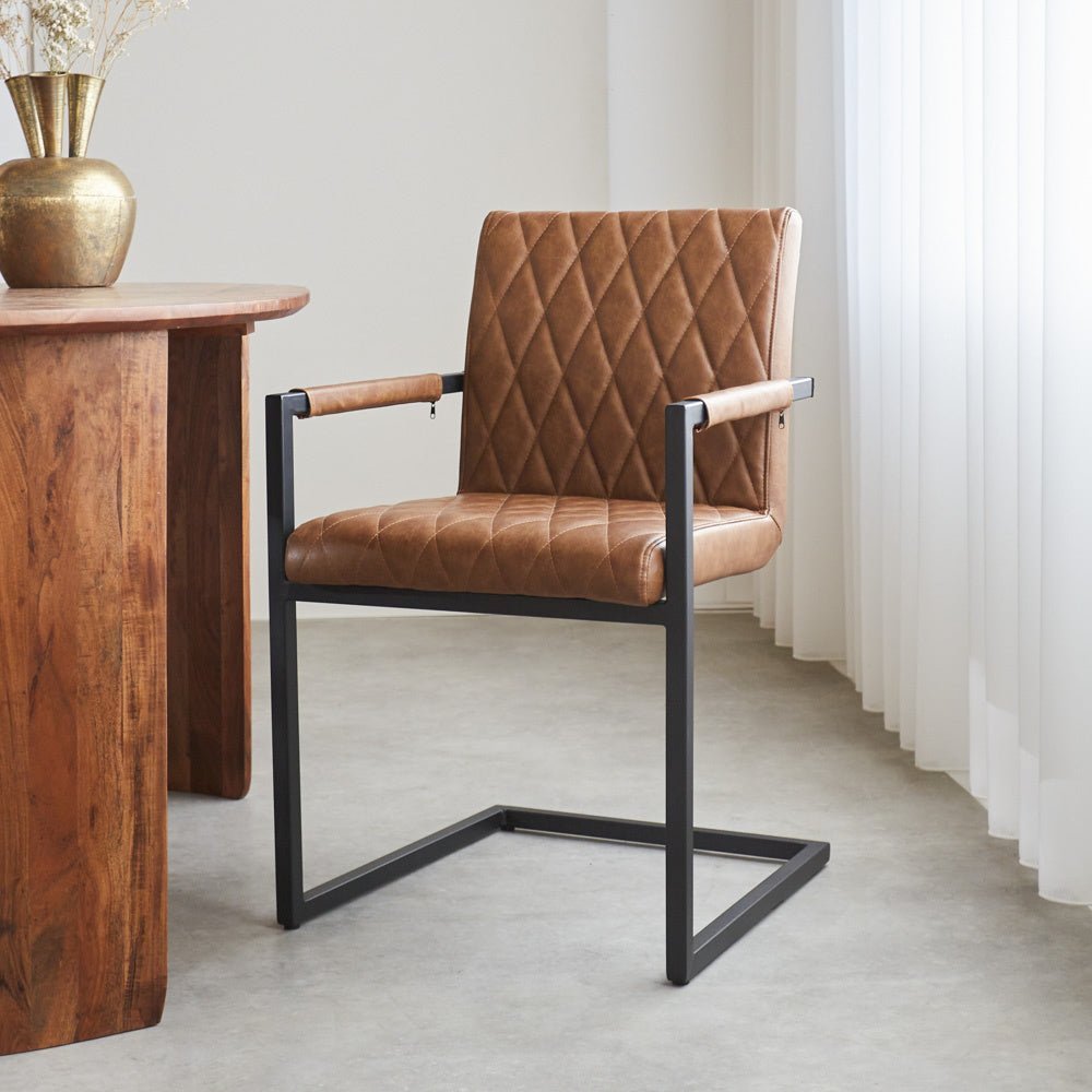 Esszimmerstuhl Ruben Dimehouse Cognac LxBxH 71x59x58 Kunstleder Ambienteaufnahme schräg Vorderansicht
