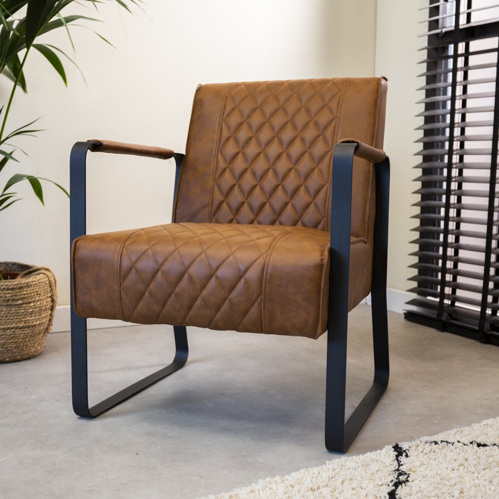 Sessel Peter Dimehouse Cognac LxBxH 68x62x45 Kunstleder Stimmungsvolles Foto schräge Vorderansicht