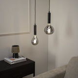 Miles Smokey Hängelampe Dimehouse Anthrazit LxBxH 29x22x22 Glas Stimmungsvolles Foto in der Situation
