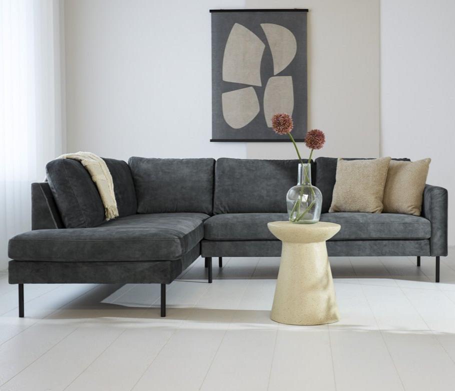 Sofa Gaya DeGeBe Anthrazit Stoff Stimmungsvolles Foto Vorderansicht