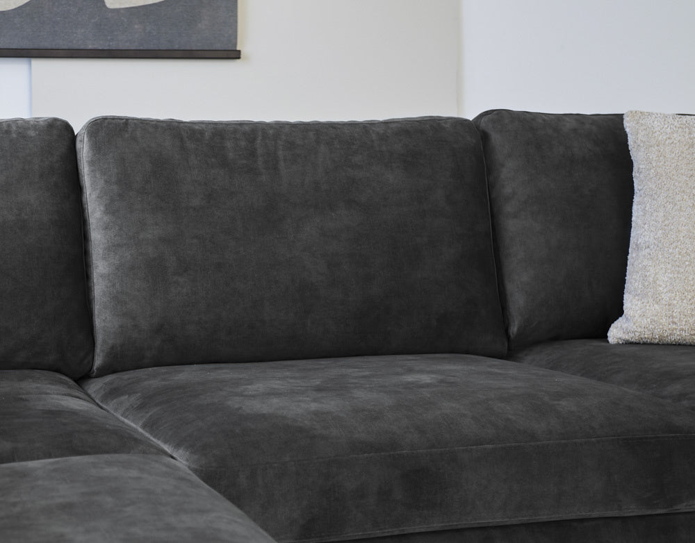 Sofa Gaya DeGeBe Stoff Anthrazit Stimmungsvoller Fotoausschnitt