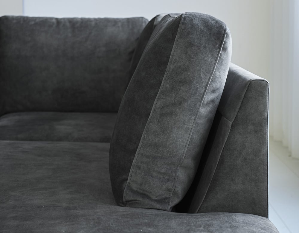 Sofa Gaya DeGeBe Stoff Anthrazit Stimmungsvoller Fotoausschnitt