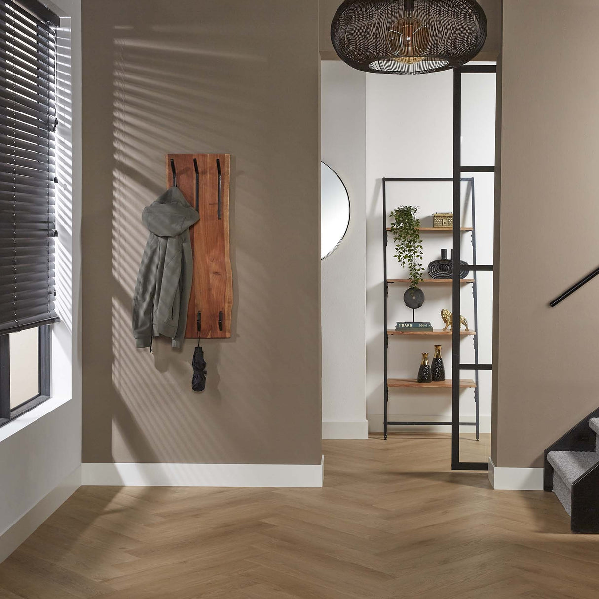 Garderobe Levi DH Interior Akazie LxBxH 110x36x27 Akazienholz Stimmungsvolles Foto diagonale Vorderansicht