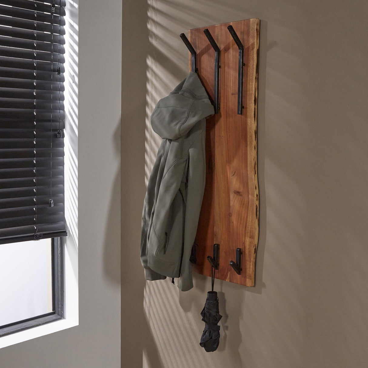 Garderobe Levi DH Interior Akazie LxBxH 110x36x27 Akazienholz Stimmungsvolles Foto diagonale Vorderansicht