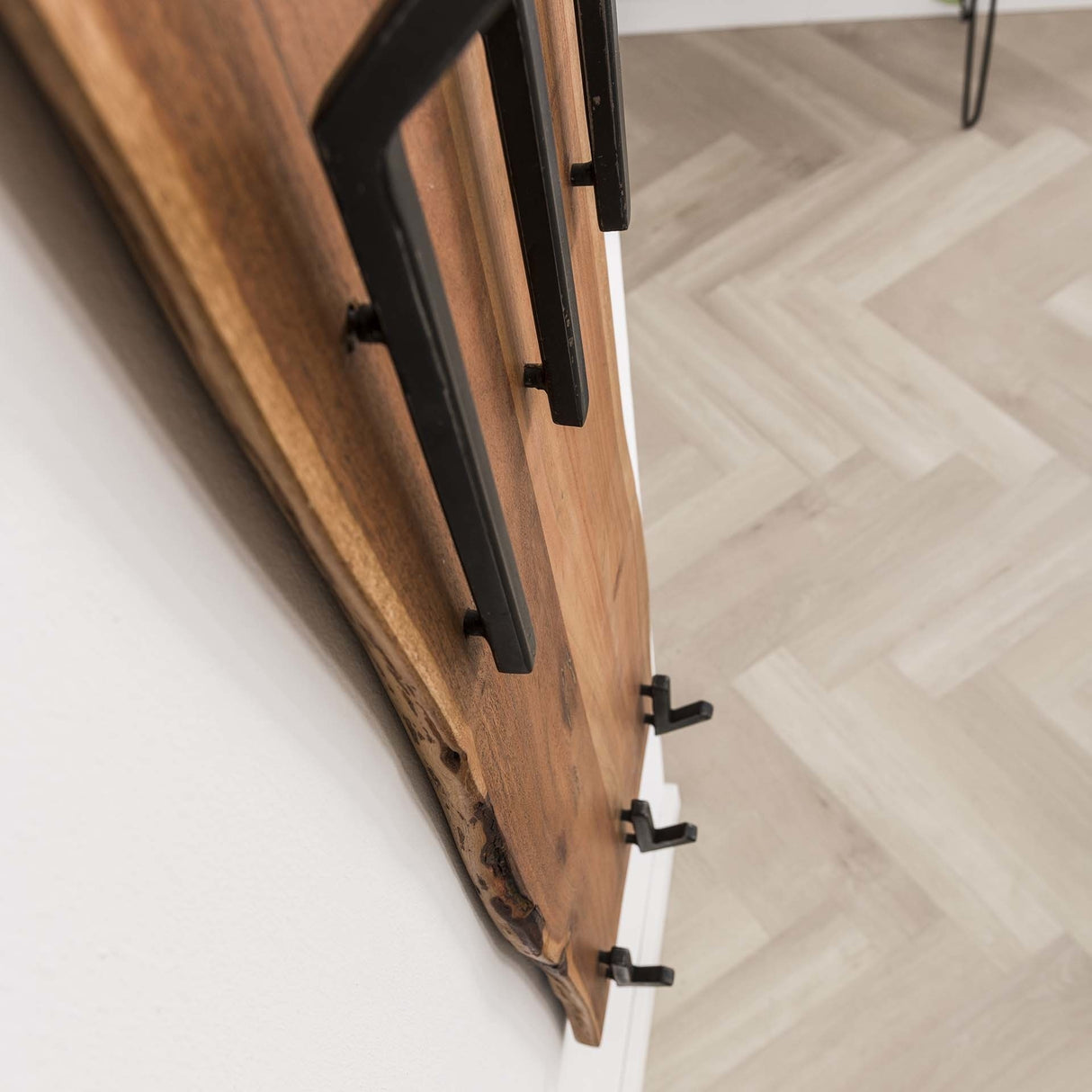 Garderobe Levi DH Interior Akazie LxBxH 110x36x27 Akazienholz Stimmungsvoller Fotoausschnitt