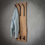 Garderobe Levi DH Interior Akazie LxBxH 110x36x27 Akazienholz Stimmungsvolles Foto diagonale Vorderansicht